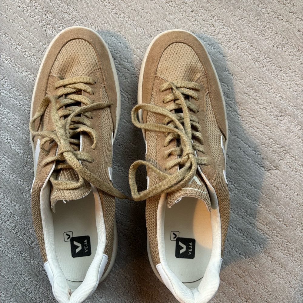 Veja Tan and White Men's Sneakers - Picture 12 of 16
